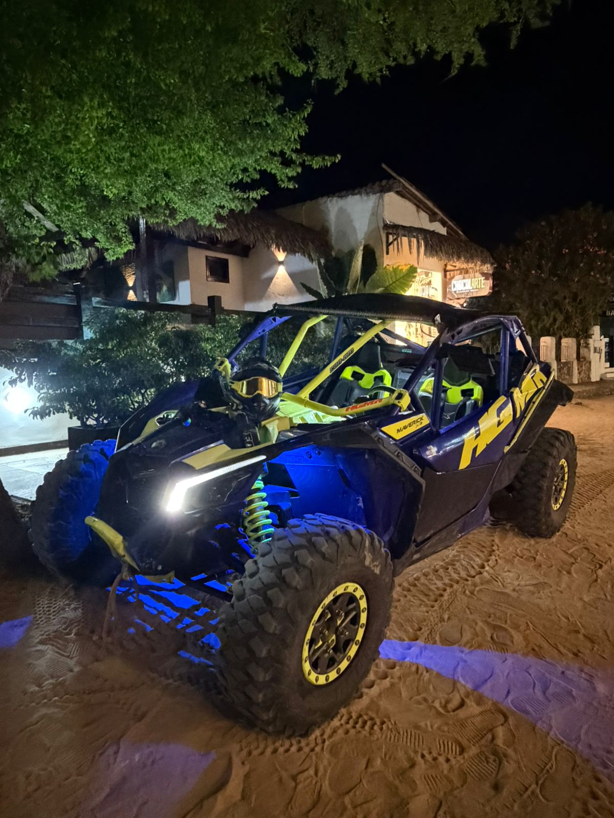 UTV Venturo Jeri iluminado a noite